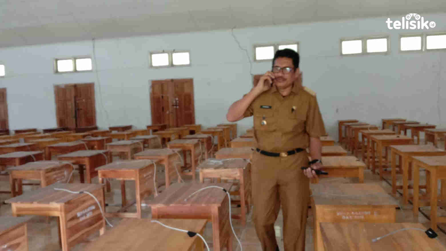 Kepala BKPSDM Muna, Sukarman Loke meninjau lokasi seleksi. Foto: Sunaryo/Telisik