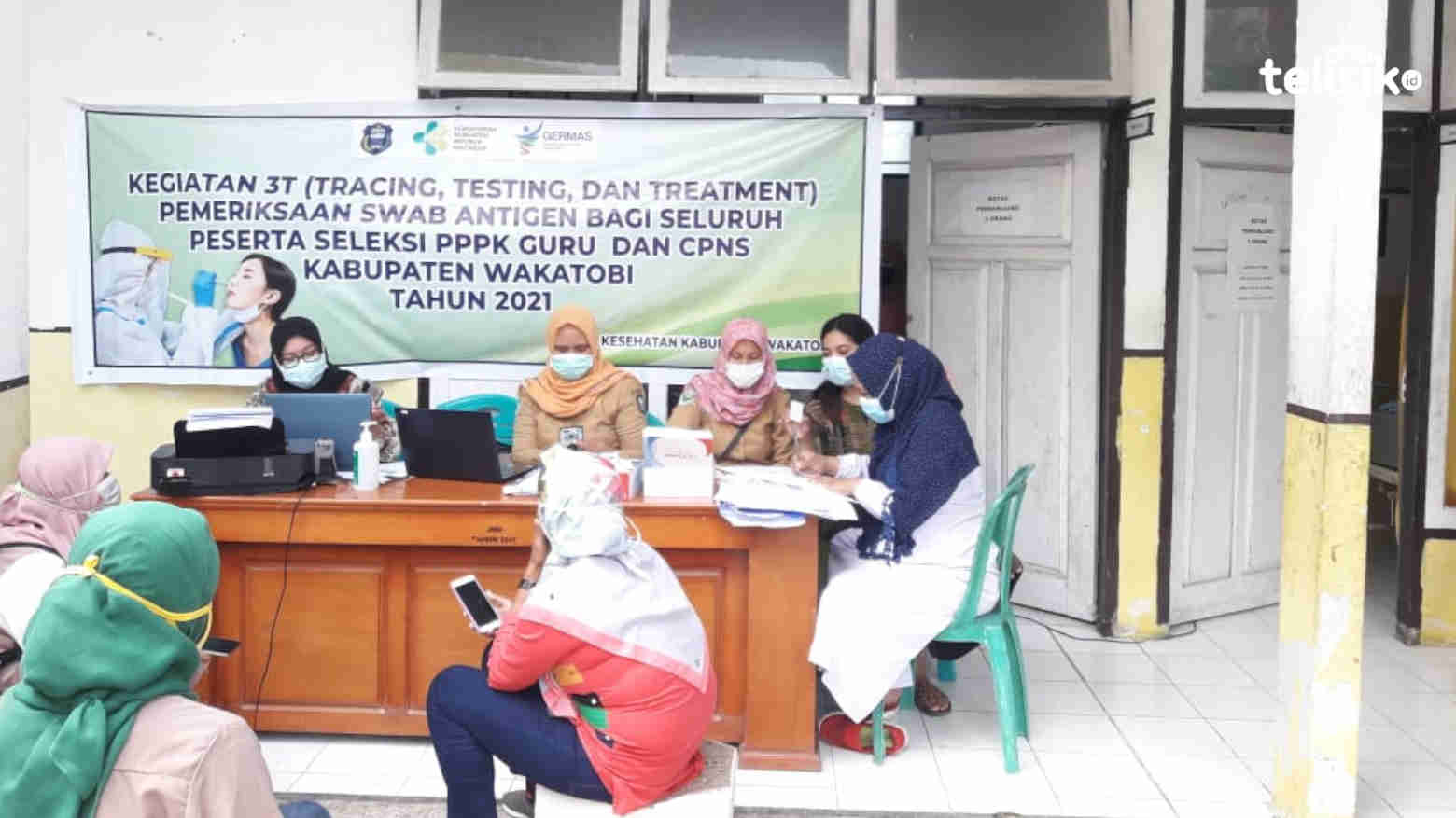 Peserta seleksi CPNS DAN PPPK Guru di Kabupaten Wakatobi  saat melakukan registrasi untuk swab antigen gratis di Puskesmas Wangi-Wangi Selatan. Foto: Boy/Telisik