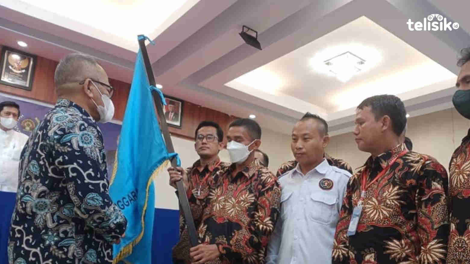 Suasana penyerahan bendara PWI dari Ketua PWI Sultra kepada Ketum PWI Pusat. Foto: Siswanto Azis/Telisik