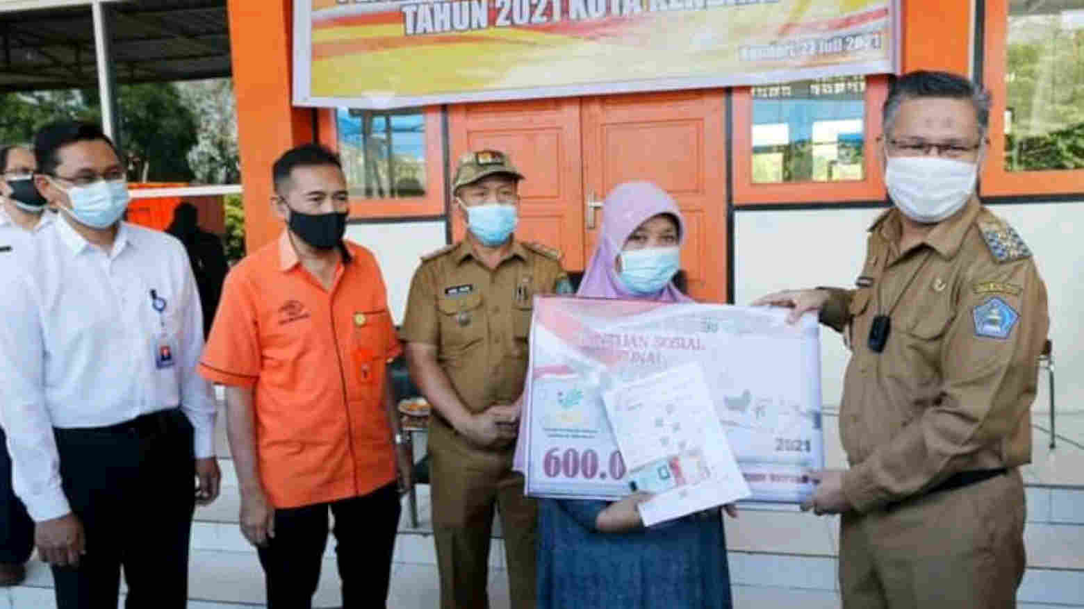 Wali Kota Kendari, Sulkarnain Kadir (kanan) saat menyerahkan Bansos di Kantor Pos. Foto: Ist.
