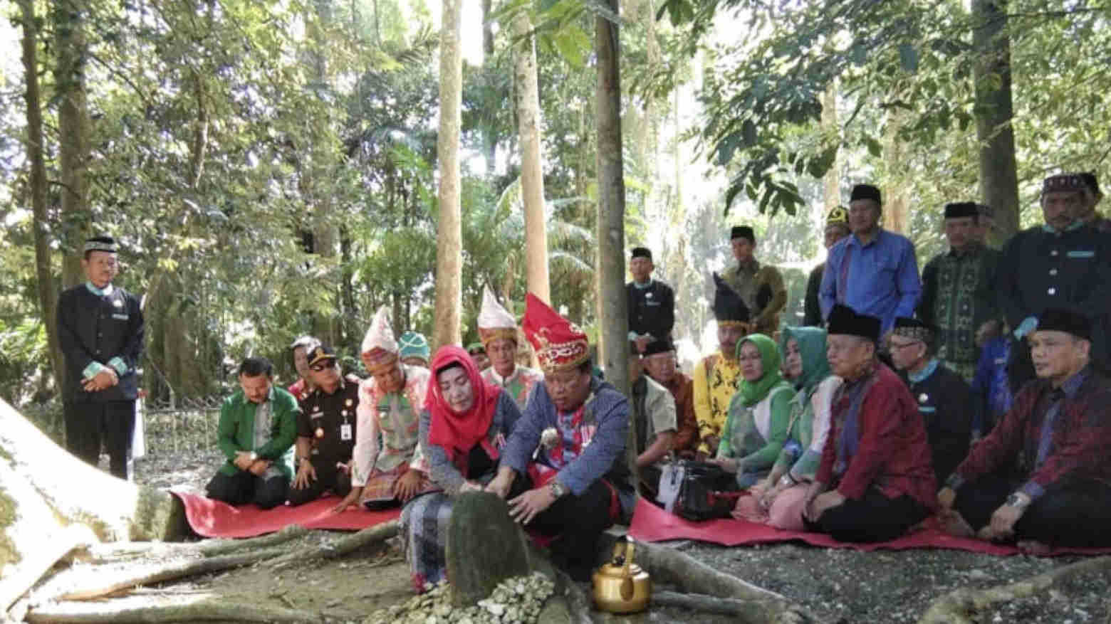 Suasana pelaksanaan ritual Mosehe Wonua oleh beberapa tokoh adat dan pejabat daerah Kolaka. Foto: Humas Pemda Kolaka.