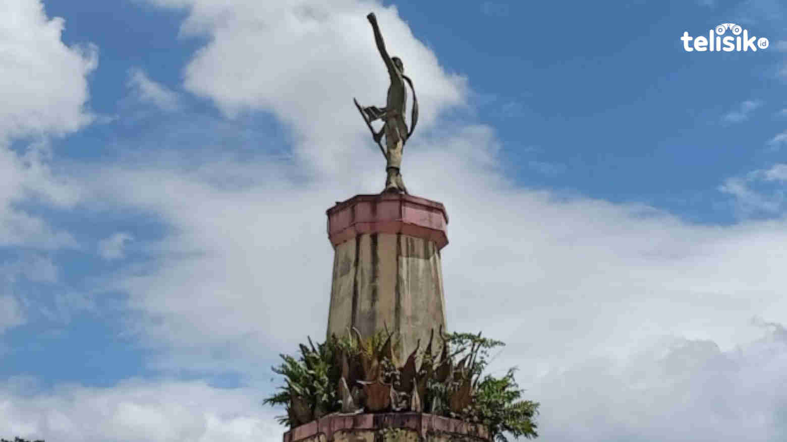 Monumen Gelora Perjuangan yang terletak persis di simpang tiga gerbang masuk  Kabupaten Kolaka terlihat kotor dan tidak terawat. Foto: Muh Sabil/Telisik