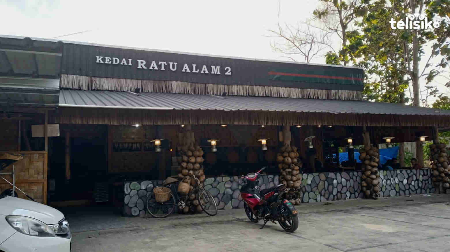 Suasana Kedai Ratu Alam 2. Foto: Wa Ode Umratul Khazanah/Telisik