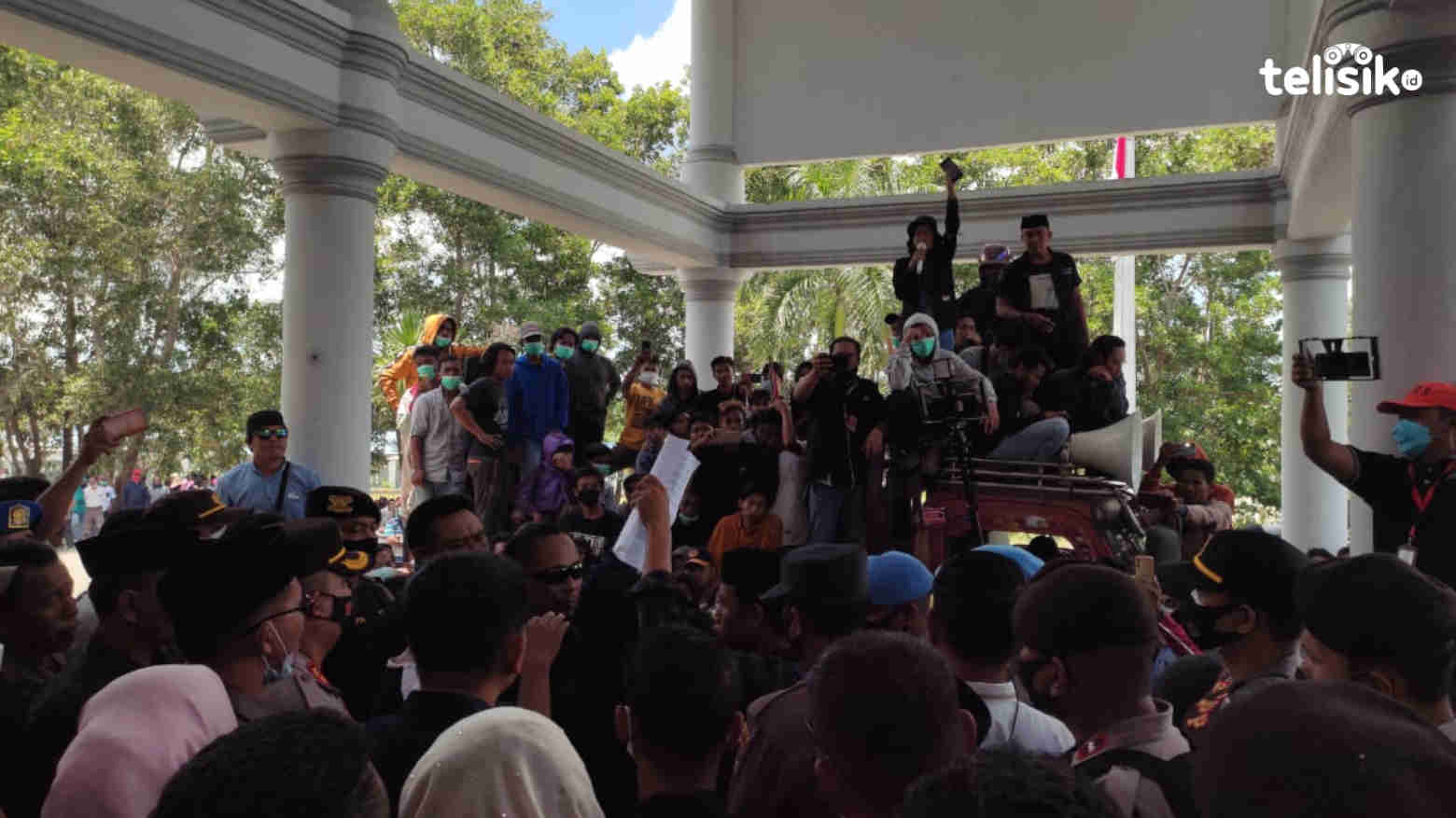 Suasana aksi di DPRD Konsel. Foto: Hamka/Telisik
