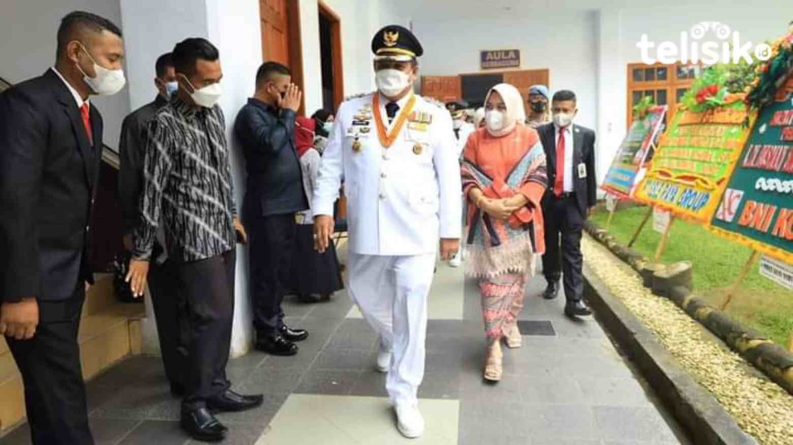 Bupati Muna, LM Rusman Emba bersama istri, Yanti Setiawati.  Foto: Sunaryo/Telisik