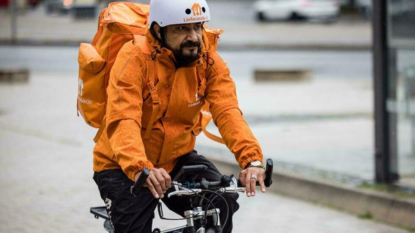 Sayed Sadaat saat menjalani pekerjaannya sebagai pengantar makanan di Jerman. Foto: Repro Jens Schlueter/AFP