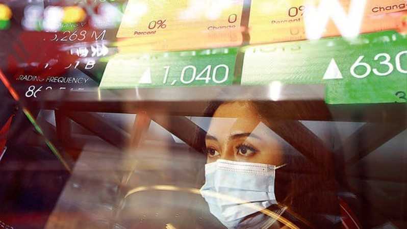 Karyawati mengamati layar elektronik perdagangan saham di Bursa Efek Indonesia (BEI), di Jakarta. Foto: BeritaSatu