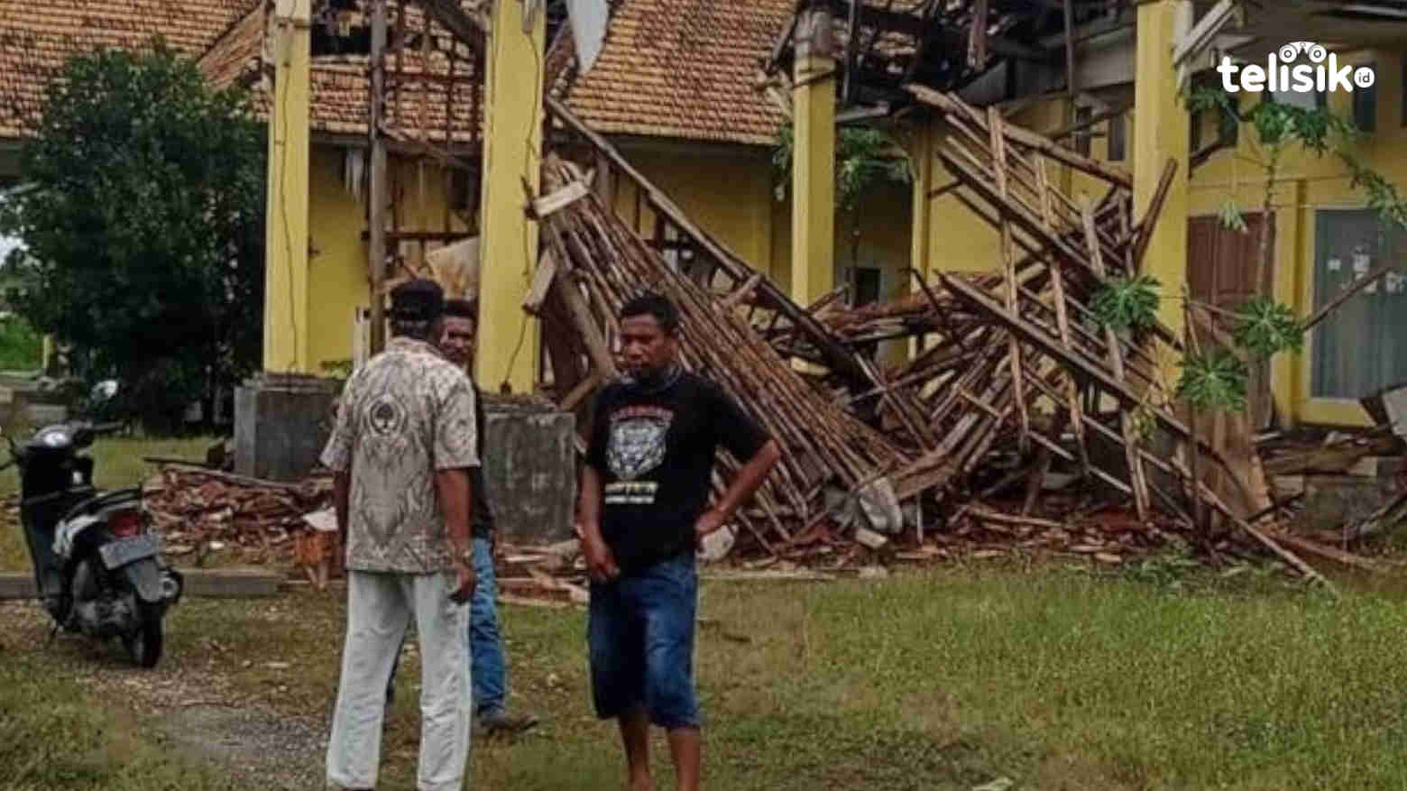 Atap kantor DPD II Golkar Muna ambruk. Foto: Sunaryo/Telisik