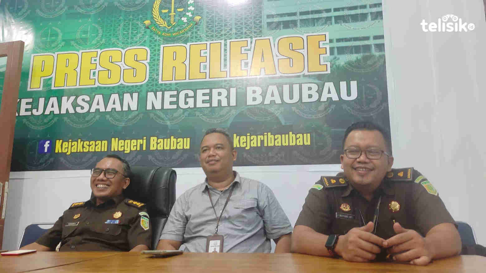 Suasana konferensi pers di Kantor Kejari Baubau. Terlihat beberapa pejabat masing-masing, Kasi Pidsus, Erik Eriyadi (tengah). Kasih Intel, Buyung AP (Kanan) dan Kasi Datun, Purwanta Sudarmaji. Foto: Deni/Telisik