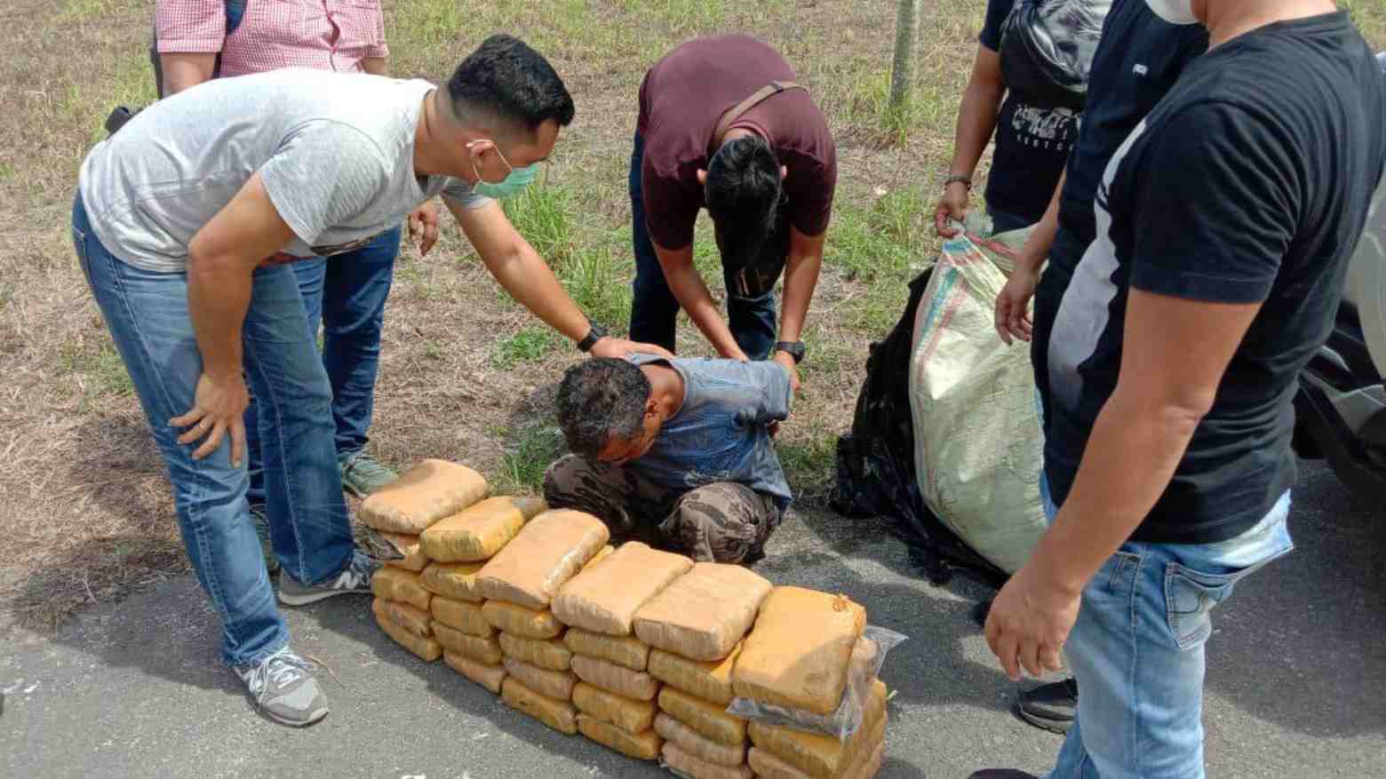 Pelaku bersama barang bukti narkoba jenis ganja ketika diamankan petugas kepolisian. Foto: Humas Polda Sumut