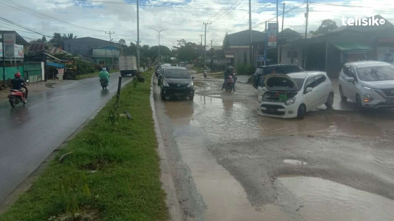 Kondisi Jalan Mayjen Katamso, Kecamatan Baruga, Kota Kendari. Foto: Nuhruddin/Telisik