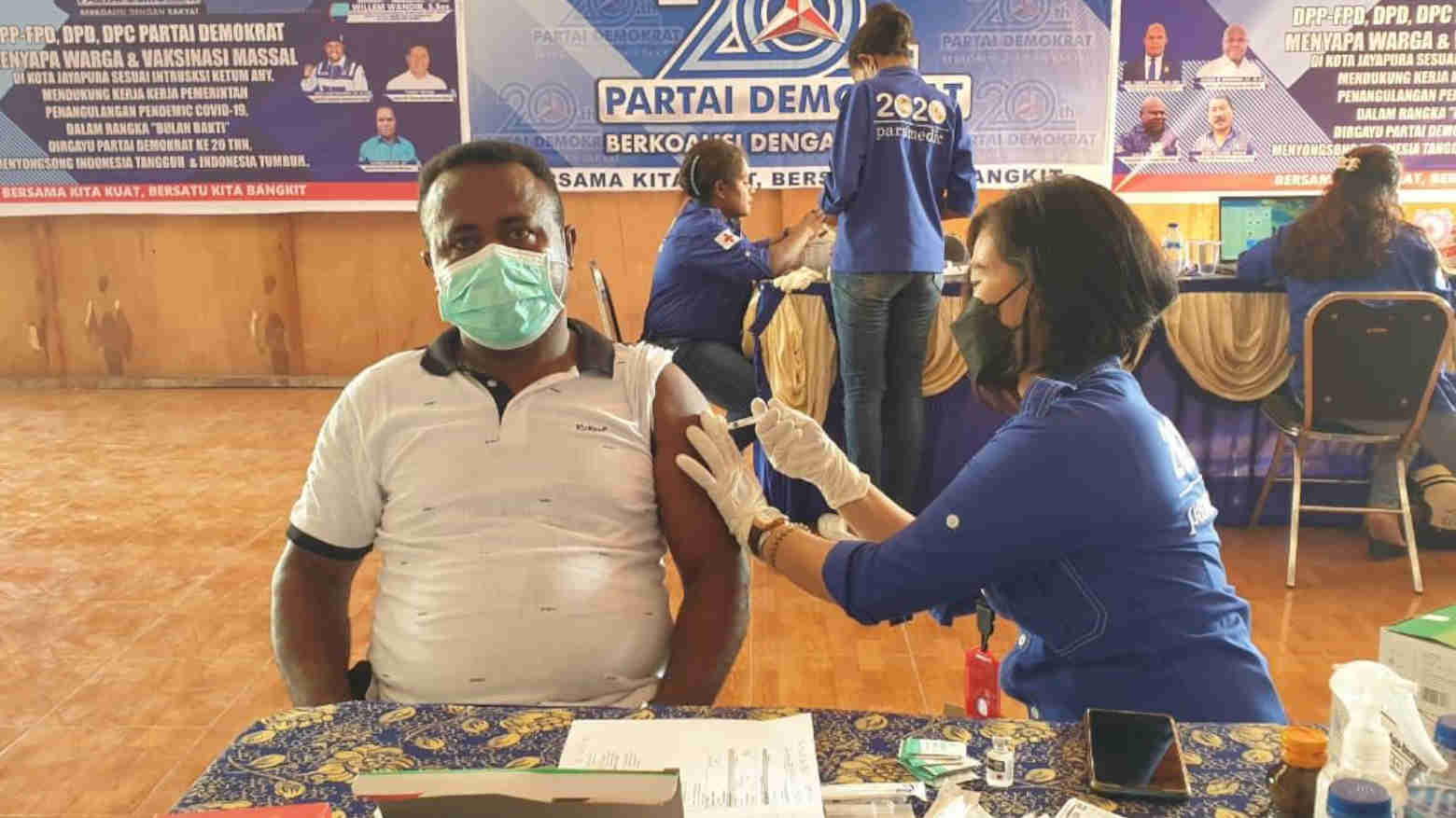Aksi vaksinasi massal digelar legislator William Wandik di Jayapura, Papua. Foto: Ist.
