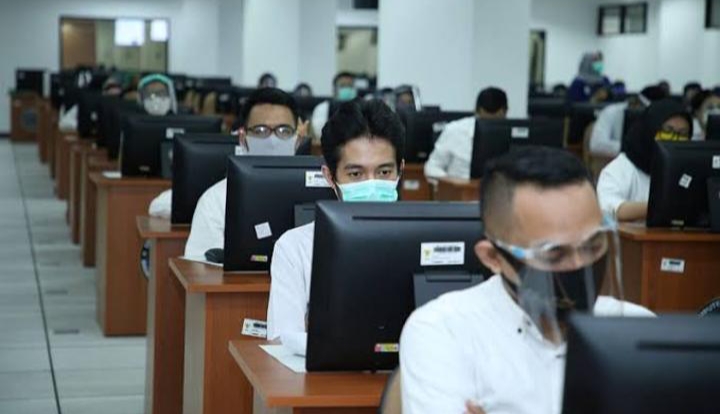 Peserta SKD CPNS dengan protokol kesehatan pencegahan COVID-19. Foto: Repro Okezone