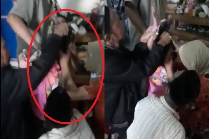 Screen shot video ibu korban yang juga pelaku saat dijemput paksa keluarga. Foto: Ist.