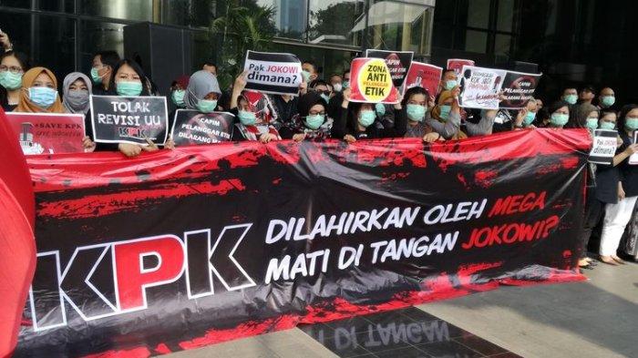 Aksi solidaritas SAVE KPK oleh pegawai dan pimpinan KPK di Gedung Merah Putih KPK, Jakarta, Jumat (6/9/2019). Foto: Repro tribunnews.com
