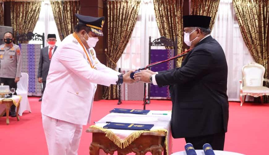 Proses pelantikan LM Rusman Emba dan Bachrun Labuta saat dilantik Gubernur Sultra, Ali Mazi. Foto: Ist.
