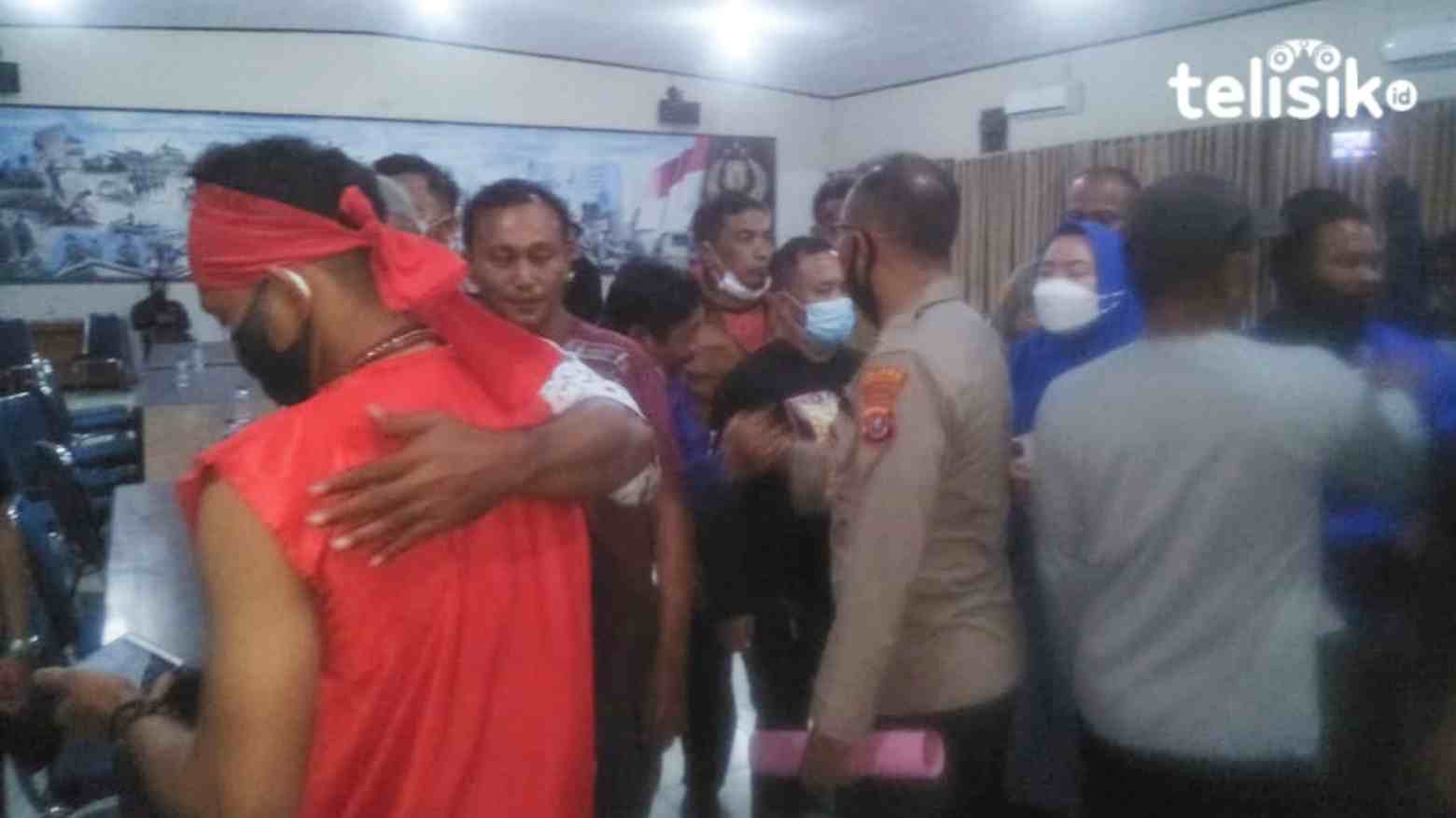Dua kelompok saling bersalaman usai tercapai kesepakatan perdamaian di aula Mapolresta Kendari. Foto: Thamrin Dalby/Telisik
