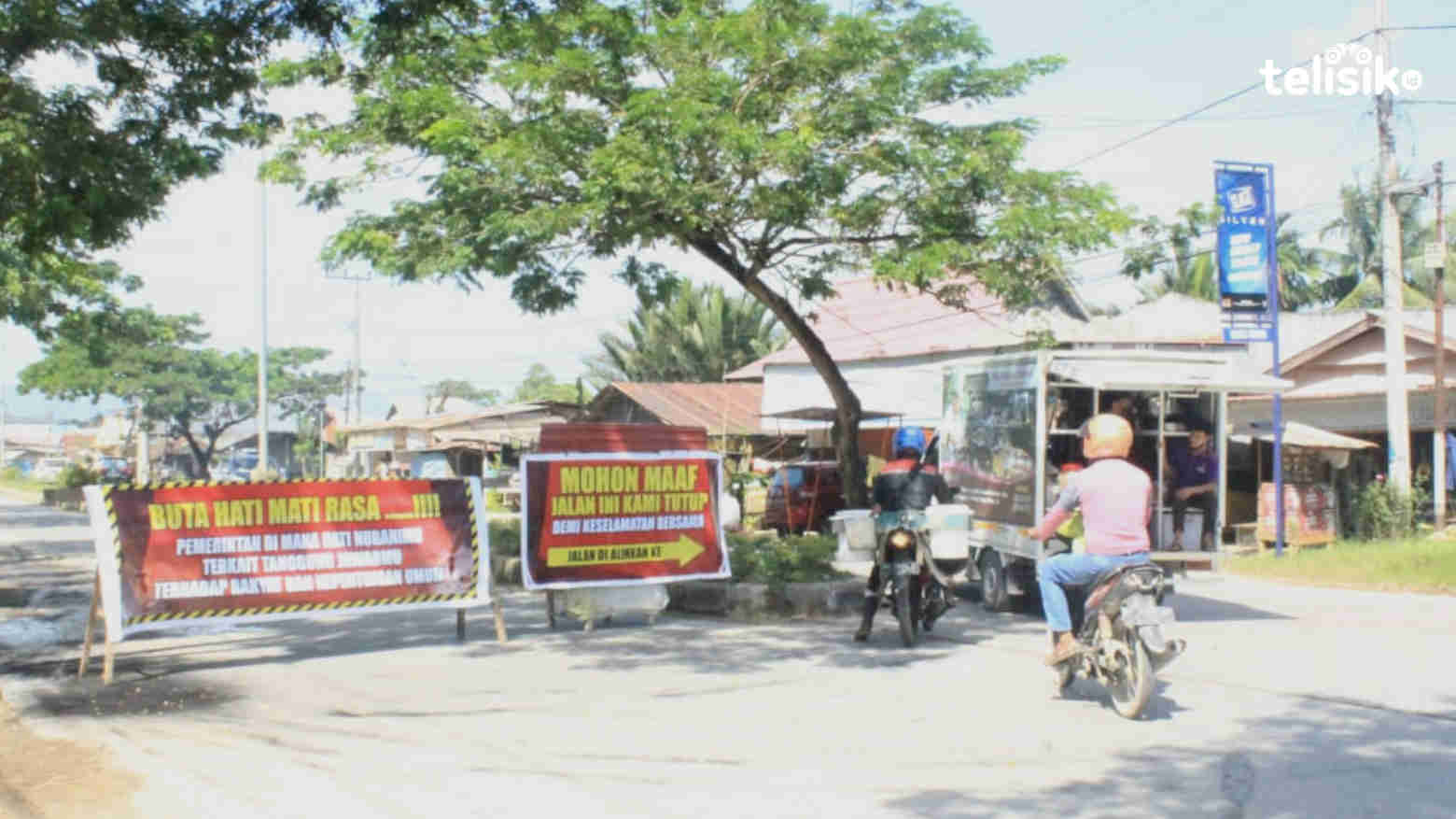 Terlihat pengguna Jalan Mayjen Katamso depan SMAN 5 Kendari harus melawan arah karena jalan ditutup. Foto: Nuhruddin/Telisik