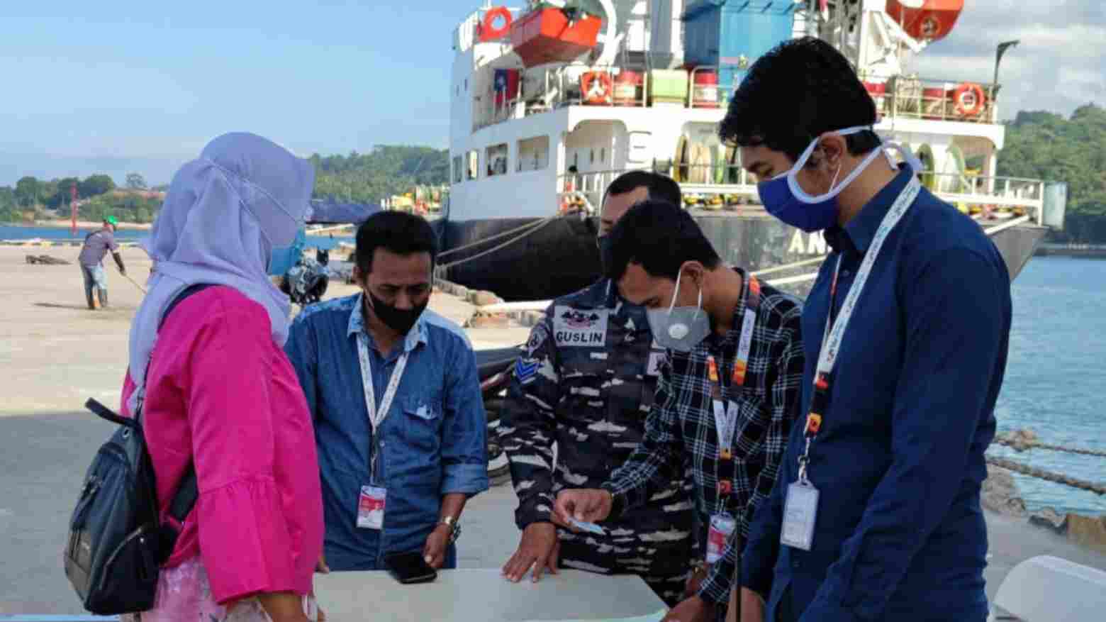 Agustinus (kanan) bersama tim saat melakukan pemeriksaan tiket di pelabuhan Bungkutoko Kendari. Foto: Ist.