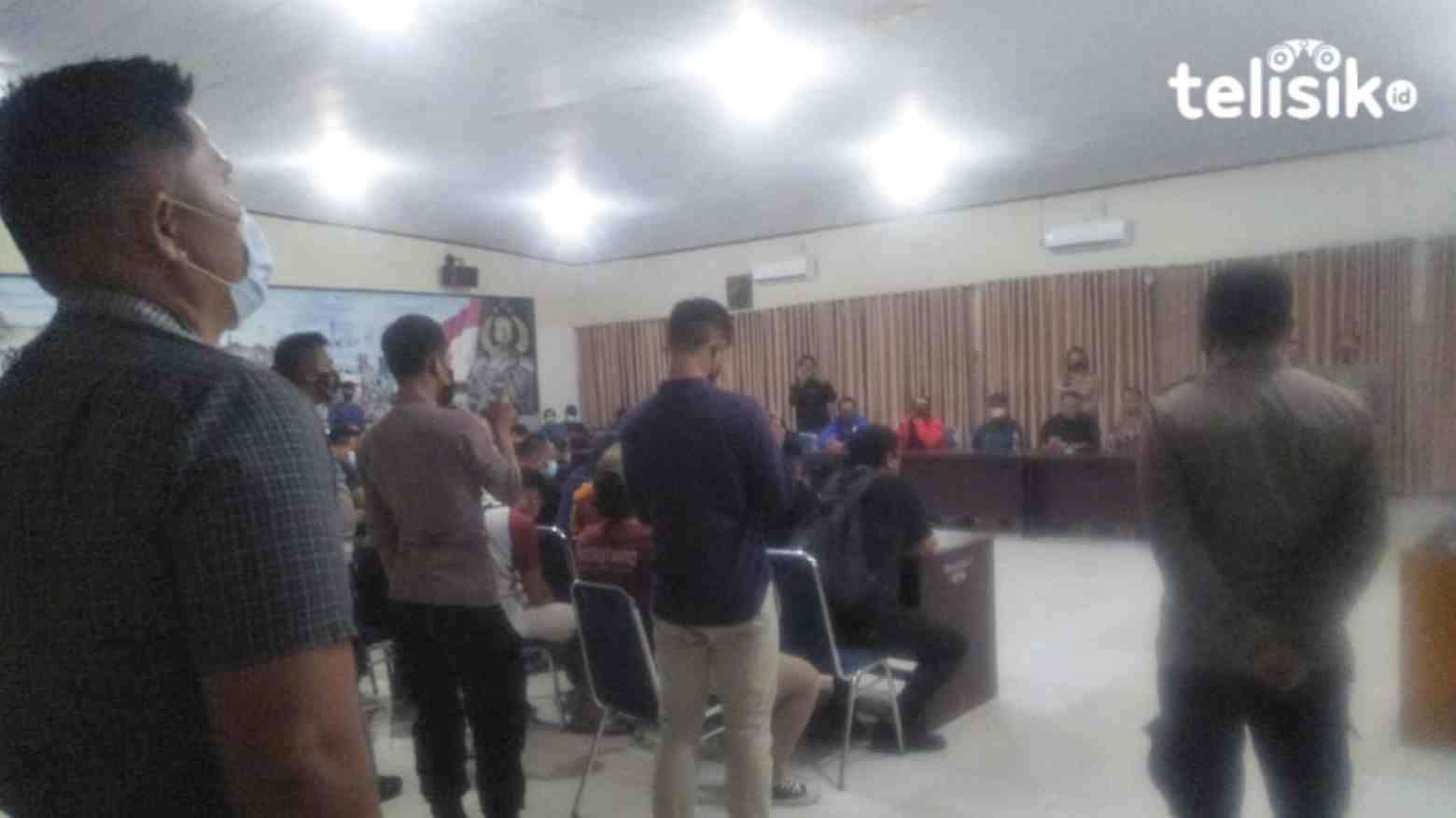 Suasana mediasi di Aula Mapolresta Kendari. Foto: Thamrin/Telisik