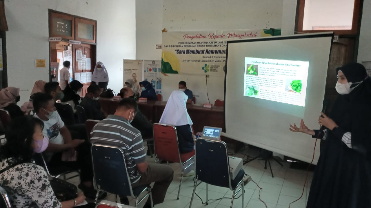 Pelaksanaan pembuatan hand sanitizer berbahan alami diikuti oleh masyarakat Kelurahan Kambu, Kecamatan Kambu, Kota Kendari. Foto: Ist.