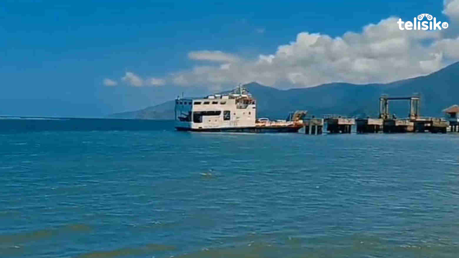 KMP Madidihang saat berlabuh di Pelabuhan Dongkala, Kabaena Timur. Foto: Hir/Telisik