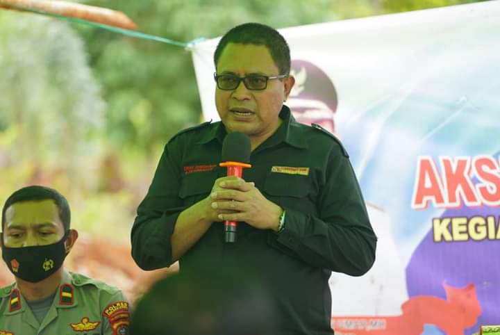 Kepala Dinas Perkebunan dan Peternakan, Kolut, Ismail Mustafa ST, saat aksi tanam kakao di Kecamatan Tolala. Foto: Diskominfo Kolut