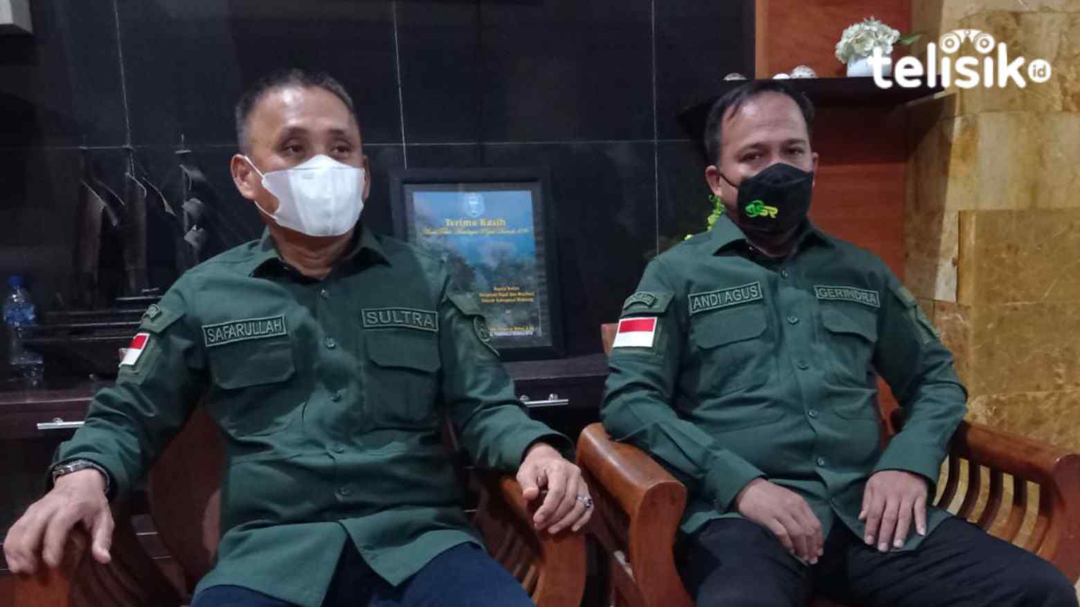 Sekum DPD Partai Gerindra Sultra Safarullah (kiri) di samping Bendahara DPD Partai Gerindra Sultra Agus saat memberikan Keterangan Pers. Foto: Sumarlin/Telisik
