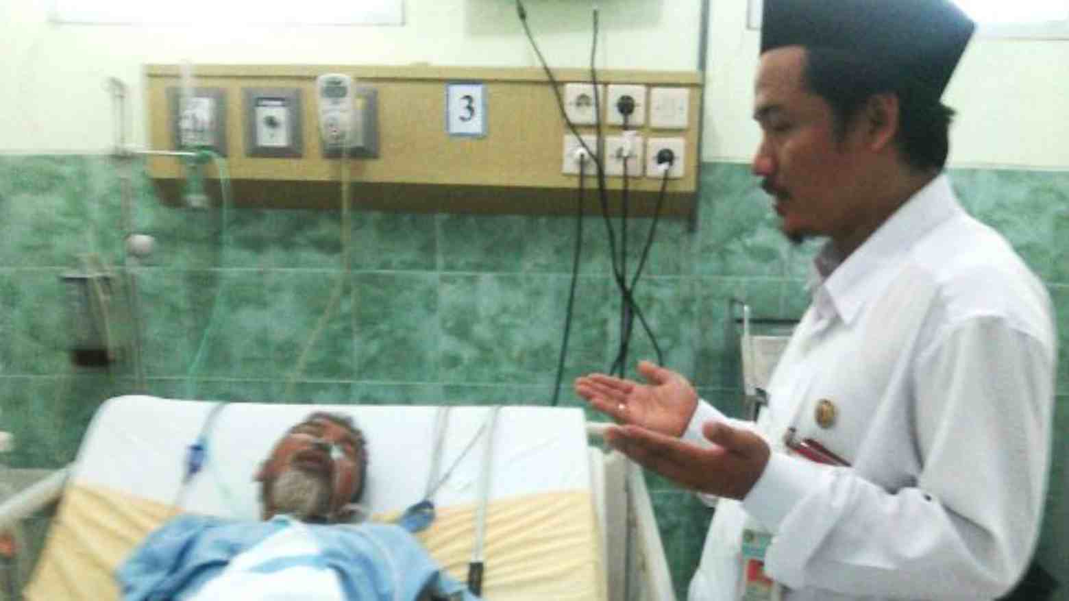 Menjenguk orang sakit adalah salah satu amalan ringan yang mendatangkan pahala besar. Foto: Repro Wonogirikemenag.go.id