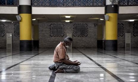 Berdoa memohon perlindungan kepada Allah Subhanahu Wata’ala  sangat penting dilakukan sebelum memulai aktivitas, agar kita terhindar dari keburukan. Foto: Repro Republika.co.id