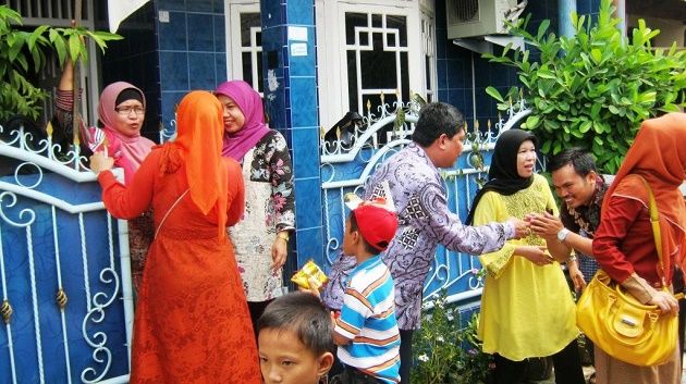 Berbuat baik kepada tetangga adalah salah satu perintah Allah SWT. Foto: Repro umroh.com