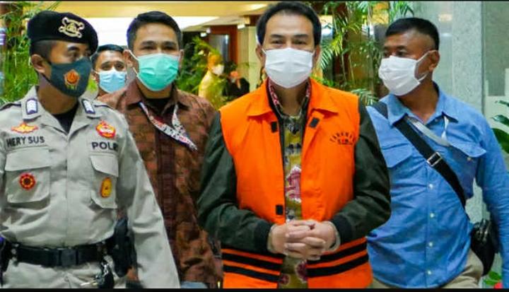 Azis Syamsuddin memakai rompi orange saat dilakukan penahanan oleh KPK. Foto: Repro beritasatu.com