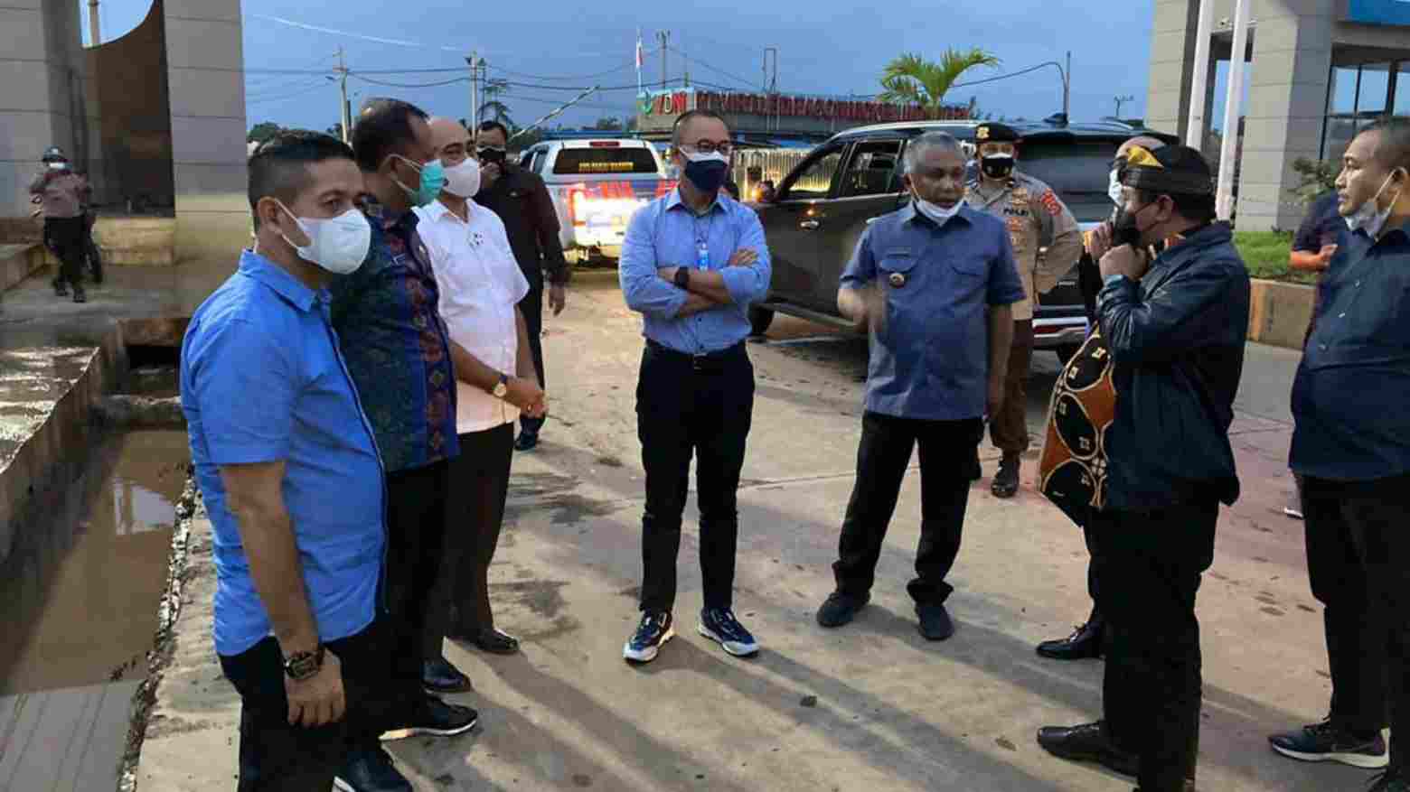 Bupati Konawe, Kery Saiful Konggoasa bersama Anggota DPR RI Komisi VII dan rombongan berbincang-bincang mengenai mega industri. Foto: Humas Pemkab Konawe