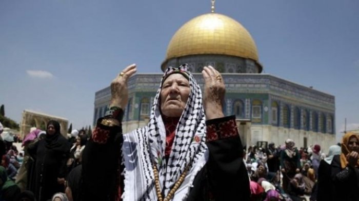 Warga Palestina berdoa di dekat Masjid Al Aqsa di Yerusalem. Foto: Repro The Daily Star