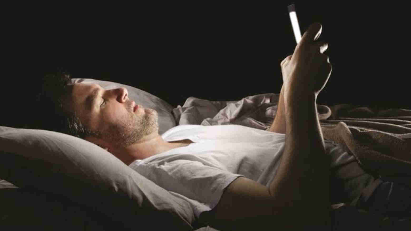 Mengecek HP saat baru bangun tidur dapat membuat kita menjadi kurang tenang untuk memulai hari dan bisa memicu stres atau rasa cemas. Foto: Repro Grid.id