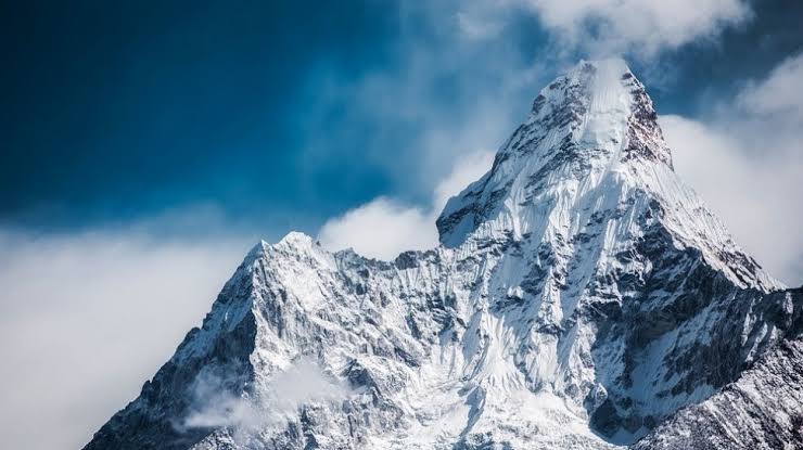 Pengunungan Himalaya yang terbentuk karena gerak konvergen, tumbukan dua lempeng bumi. Foto: Repro Suara.com