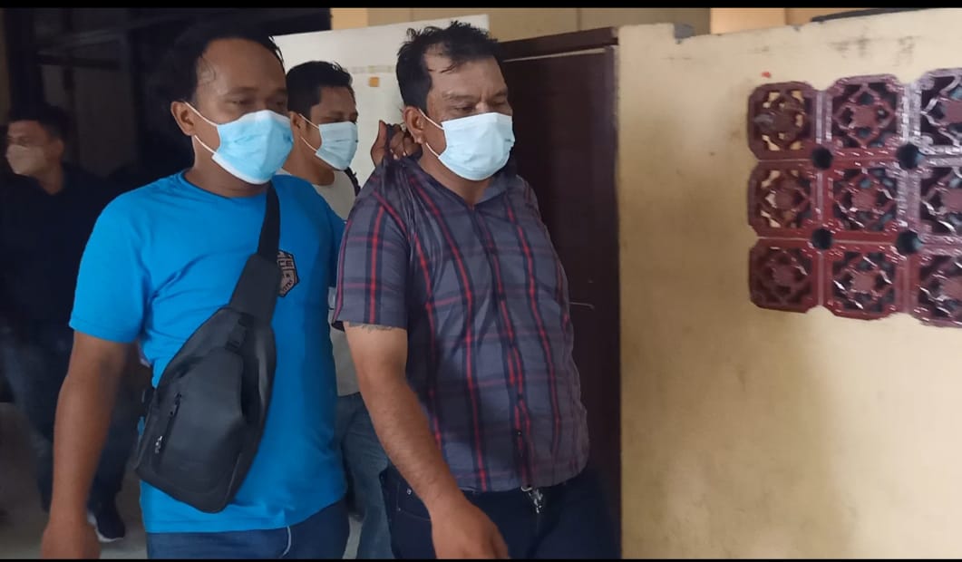 Pelaku (memakai baju kemeja) ketika diamankan petugas kepolisian (kaus biru. Foto: Humas Polsek Medan Timur