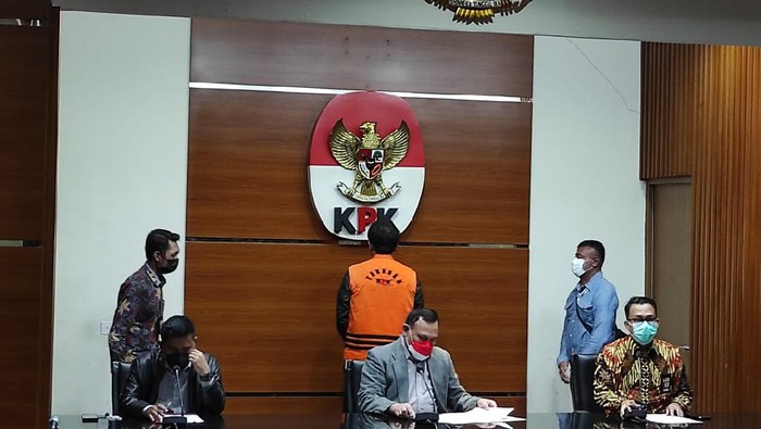 Konferensi pers penahanan Azis Syamsuddin di KPK. Foto: Repro detik.com