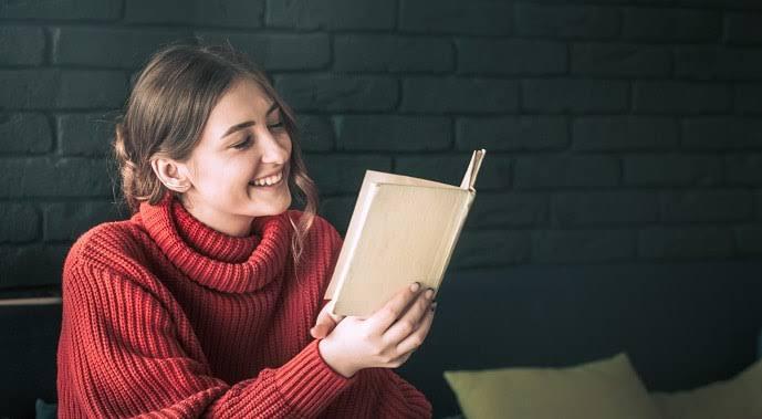 Membaca buku pengembangan diri bisa membuat kita menjadi pribadi yang lebih baik dan menjalani hidup yang menyenangkan. Foto: Repro Fisipol.uma.ac.id