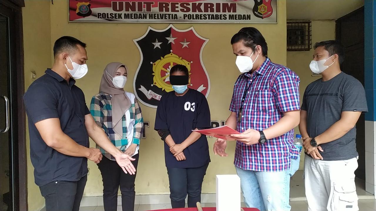Petugas kepolisian ketika menginterogasi pelaku pencurian handphone. Foto: Humas Polsek Helvetia