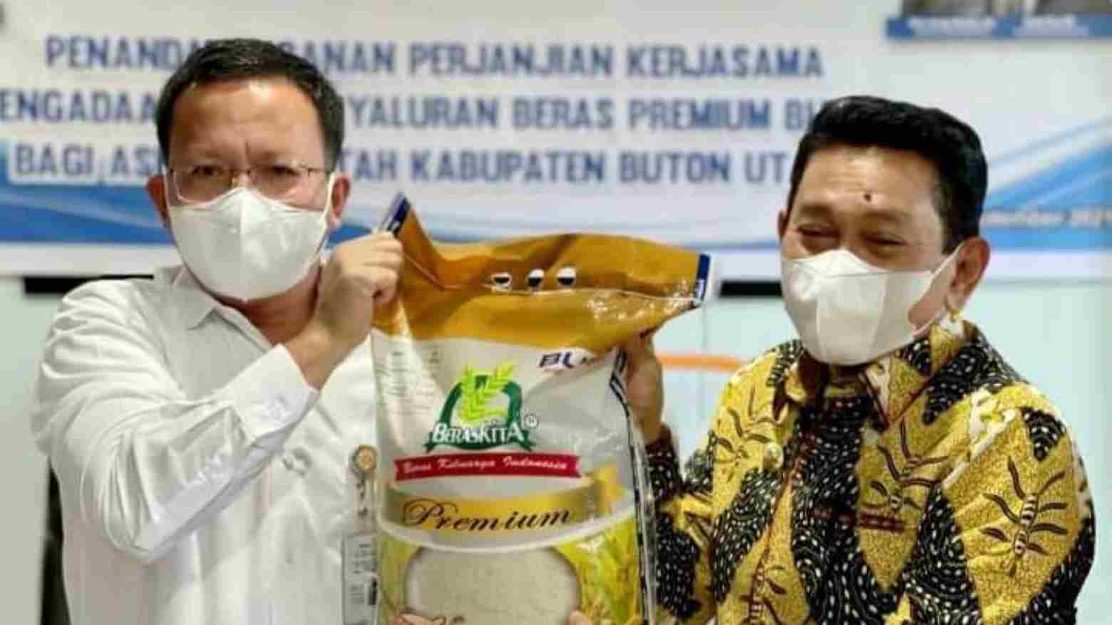 Bupati Buton Utara, Dr. Drs. H. Muhammad Ridwan Zakariah, M.Si (kanan) dan Kepala Bulog Sultra, Ermin Tora, S.P (kiri). Foto: Ist.