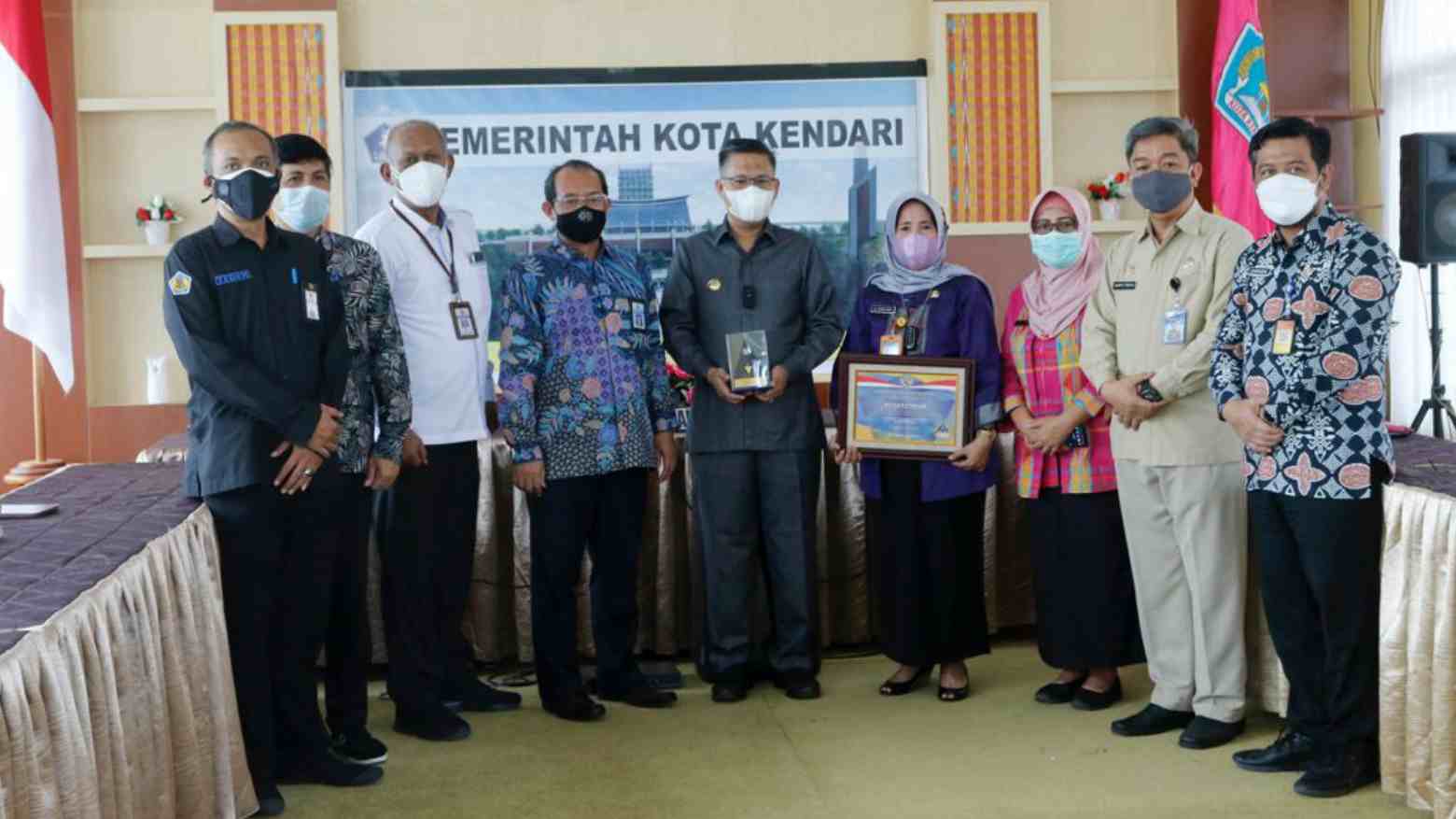 Foto bersama setelah pemberian penghargaan berupa plakat dan piagam WTP dari Kemenkeu-RI kepada Pemkot Kendari. Foto: Ist.