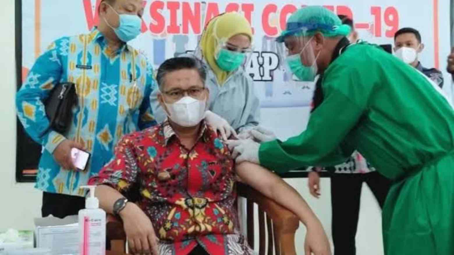 Suasana saat Wali Kota Kendari divaksin COVID-19. Foto: Ist.