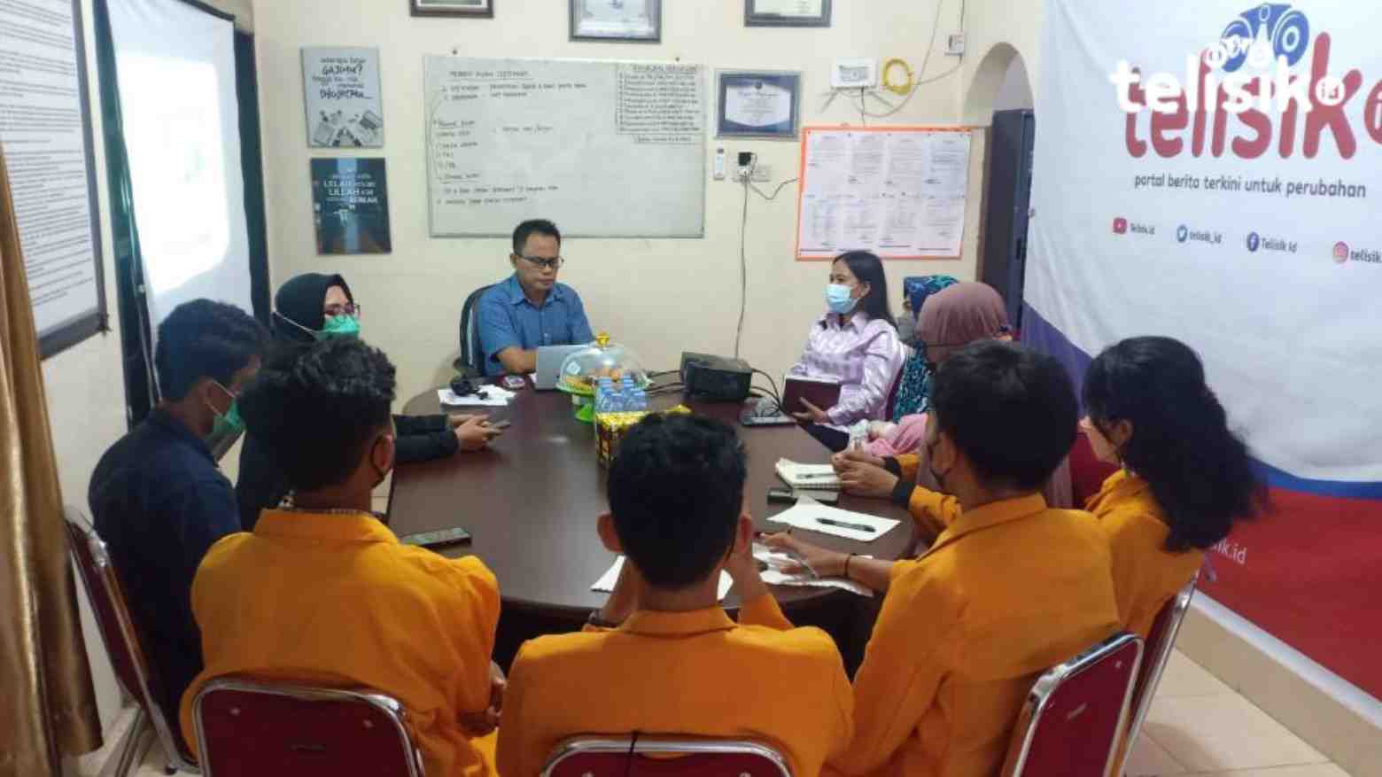 Mahasiswa KKN UHO saat berkunjung di Kantor Telisik.id dan diterima langsung oleh Direktur Utama, M Nasir Idris (berbaju biru). Foto: Kardin/Telisik