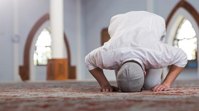 Allah memerintahkan kita untuk menjadikan sabar dan salat sebagai penolong, solusi dari semua masalah. Foto: Repro Tribunnews.com
