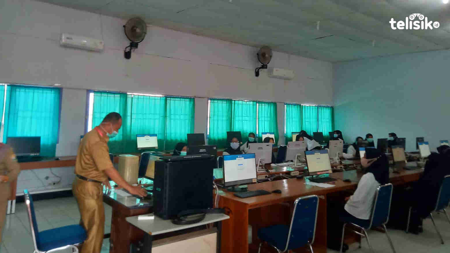 Peserta uji kompetensi PPPK Kota Baubau yang tengah mempersiapkan diri untuk mengikuti tes. Foto: Harjum Ntry/Telisik