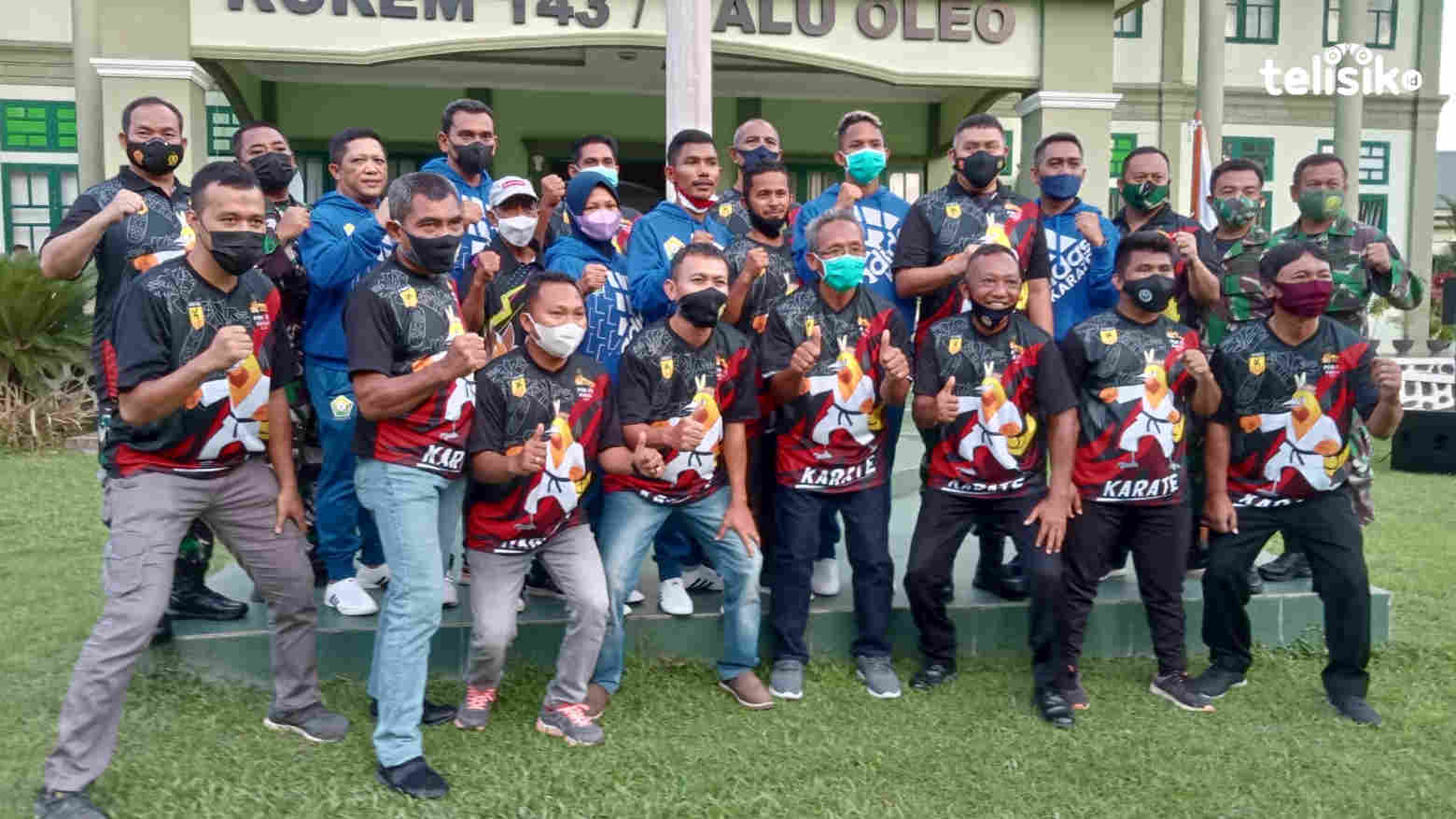 Foto bersama setelah pelepasan kontingen karate Forki Sultra untuk mengikuti PON XX di Papua. Foto: Andi Irna Fitriani/Telisik
