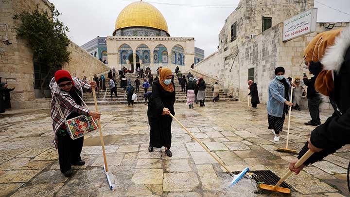 Para jemaah membersihkan tangga dan lantai di kompleks Masjid Al Aqsa. Foto: Repro Tempo