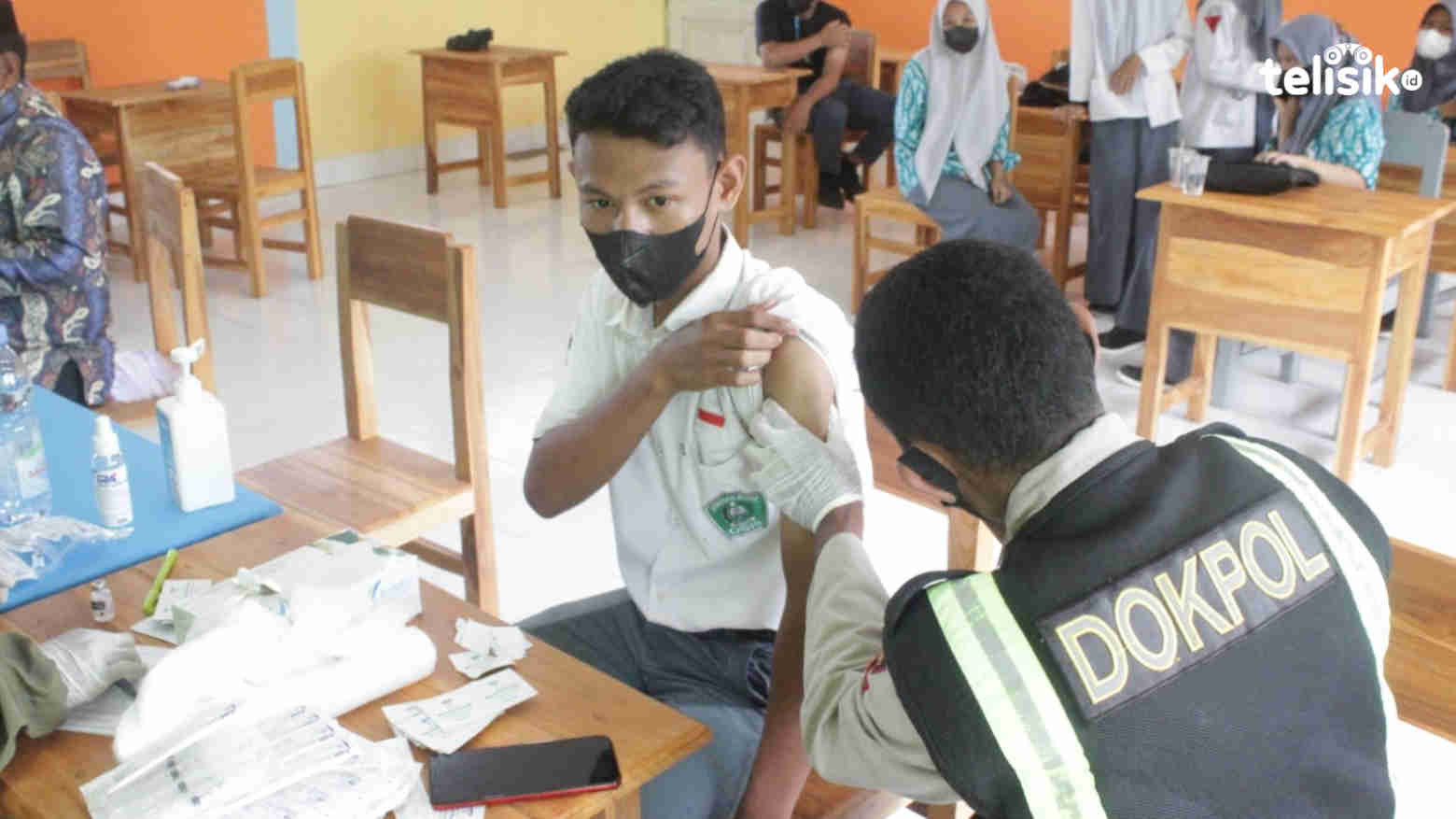 Siswa MAN 1 Wangi-Wangi, Wakatobi mengikuti vaksinasi COVID-19. Foto: Boy Candra/Telisik
