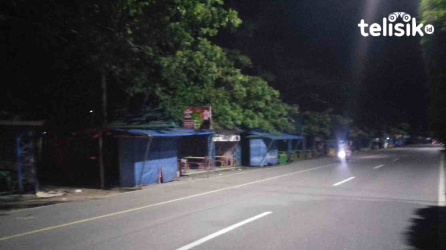 Sejumlah tempat dagangan di sepanjang Kendari Beach tutup. Foto: Thamrin/Telisik